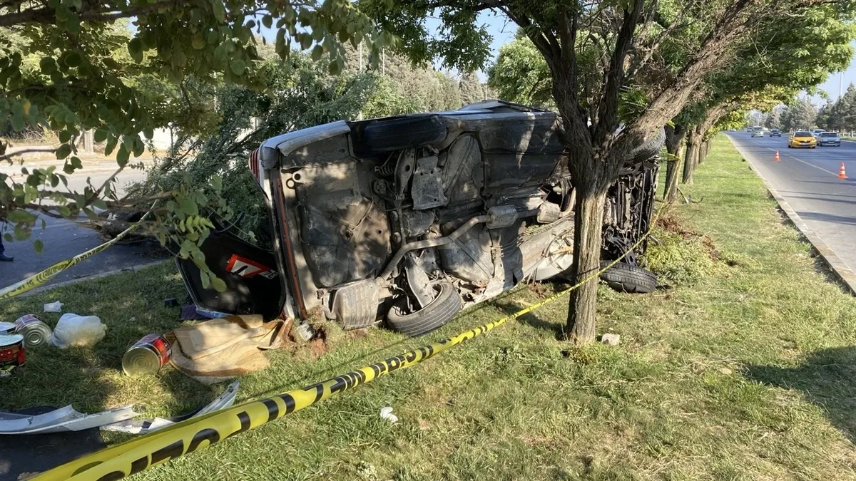 Kahramanmaraş'ta otomobil refüjdeki ağaca çarptı: 1 ölü 2 yaralı