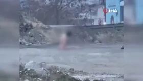 Tedirginlik yaratan görüntü! Çıplak şahsın garip hareketleri kamerada