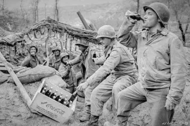 Katil İsrail askerleri yıktığı Gazze sokaklarında Coca Cola ile poz verdi