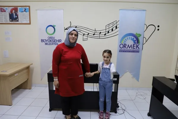 7-yasindaki-zeynep-engelleri-annesiyle-asti-kizinin-sol-yani-oldu-1667733495819.jpg 7 yaşındaki Zeynep engelleri annesiyle aştı! Kızının sol yanı oldu - 5
