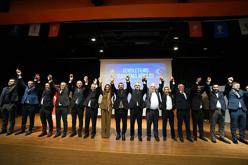 Ataşehir'de CHP'li 6 meclis üyesi AK Parti'ye katıldı