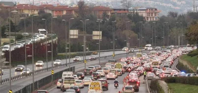 15 Temmuz Şehitler Köprüsü'nde taksi takla attı