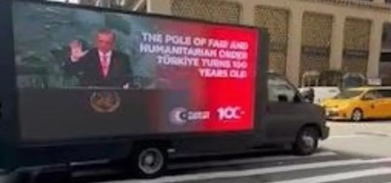 New York'ta dijital ekranlı kamyonetlerle "Türkiye Yüzyılı" gözler önünde! New York'ta dijital ekranlı kamyonetlerle "Türkiye Yüzyılı" gözler önünde!