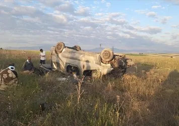 Sinop’ta ticari taksi devrildi: 2 yaralı