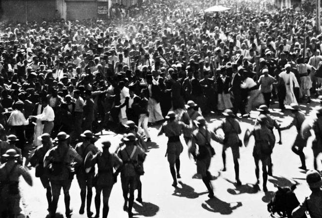 İngiliz birlikleri, Kudüs'te gösteri düzenleyen Filistinlilere müdahale ediyor. 2 Haziran 1936