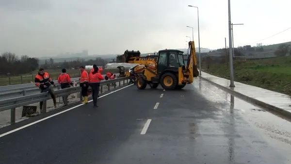 buyukcekmecede-iski-borusu-patladi-dereye-donen-yol-arac-trafige-kapandi-1647954406733.jpg İstanbul'da bir su borusu daha patladı! Bakım diye gittiler sokakları rezil ettiler - 3