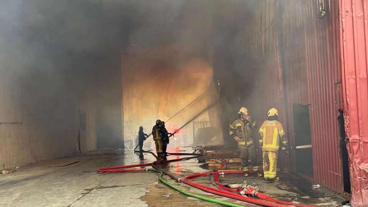 İzmir'de mobilyacılar sitesinde korkutan yangın! Alevler atölyeleri sardı