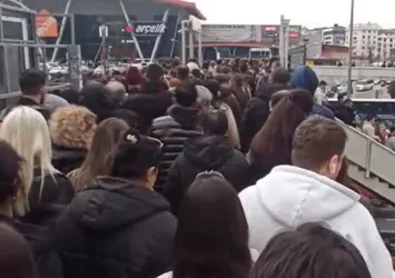 İftar saati İstanbul'da trafik felç! Metrobüsteki kalabalık vatandaşın canına tak etti
