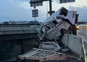 İzmir'de freni boşalan TIR köprüden aşağı düştü! 3 kişi yaralandı