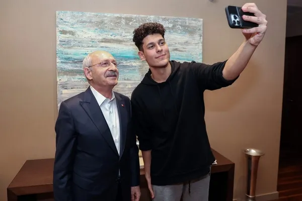 CHP’de ileri demokrasi: Kılıçdaroğlu’na ’aday olma’ diyen gence yaka paça müdahale ettiler