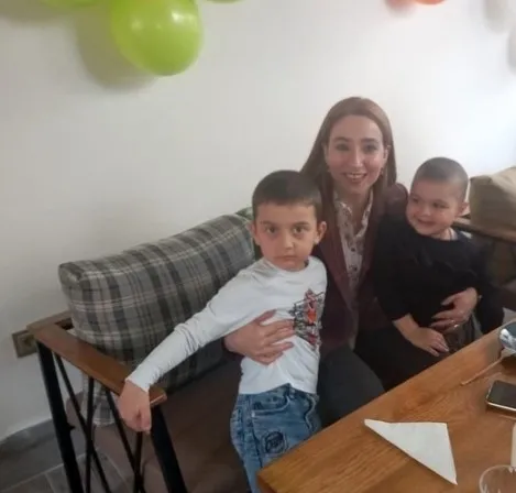 3-kez-kanseri-yenen-cicek-akcay-hayatini-losemili-cocuklara-adadi-1637474426099.jpg 3 kez kanseri yenen Çiçek Akçay hayatını lösemili çocuklara adadı