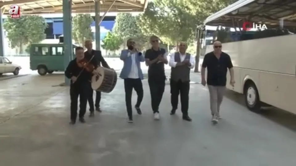 Mahkeme kararını davul zurnayla belediyeye teslim etti