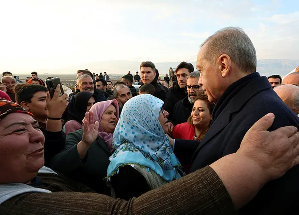 1679604354296.jpg Depremzede vatandaştan İmamoğlu'na "PKK ile işbirliği yapıyorsunuz" tepkisi! İmamoğlu vatandaşı yalancılıkla suçladı: İftira atıyorsun - 1