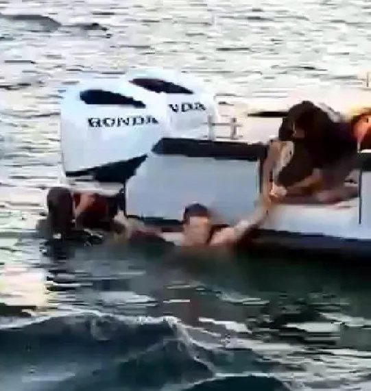 istanbulda-akilalmaz-olay-polisten-kacmak-icin-denize-atladi-1660462818176.jpg İstanbul’da akılalmaz olay! Polisten kaçmak için denize atladı - 3