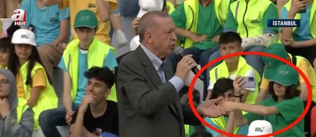 baskan-erdoganin-havadaki-elinin-sikmaya-calisti-sevval-gokcukur-a-habere-konustu-1654242544580.jpg Başkan Erdoğan’ın havadaki elini sıkmaya çalıştı! Şevval Gökçukur A Haber’e konuştu - 5