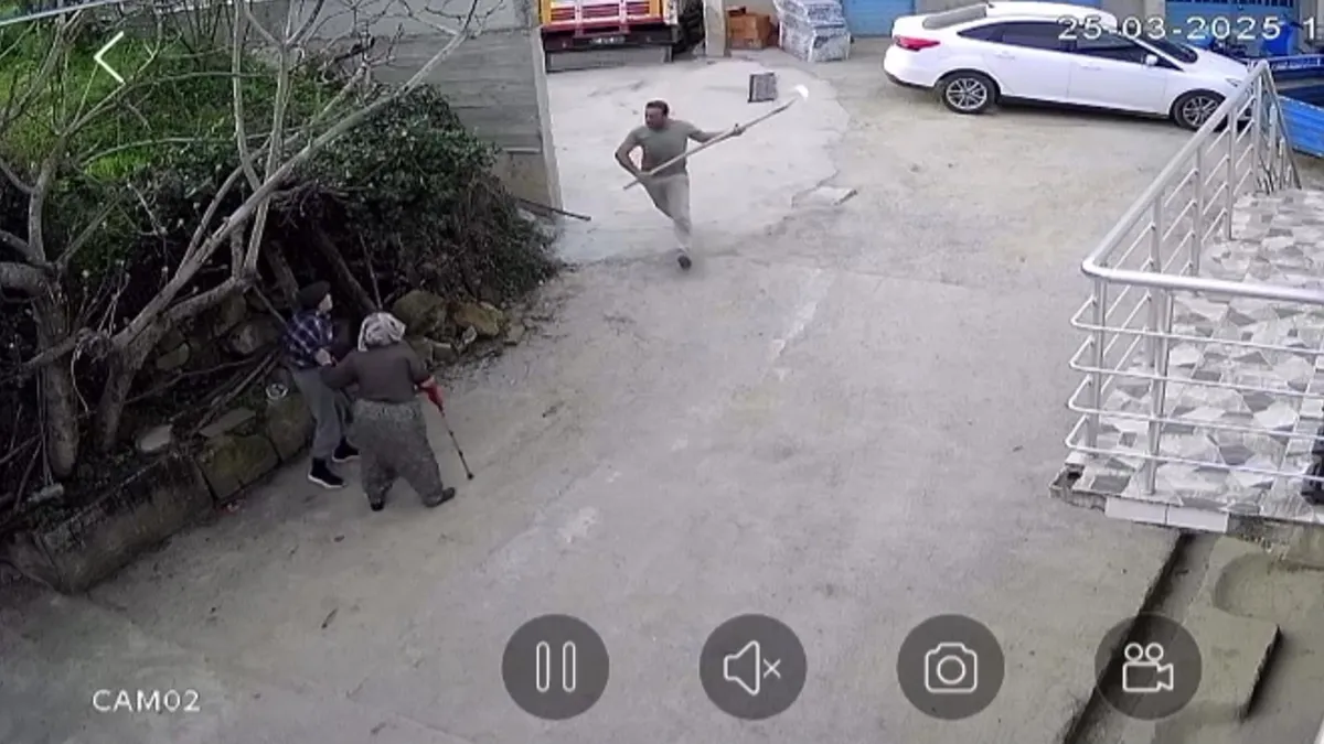 81 yaşındaki dayısına kürekle saldırdı: O anlar kamerada