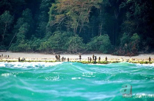 Yaklaşanı öldürüp etiyle besleniyorlar! Uçan cisimlere ok ve mızraklarla saldırdılar 🏹 İşte dünyanın en vahşi kabilesi 15