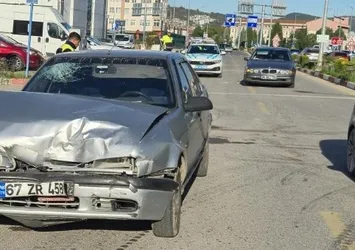 Bartın'da 2 araç birine girdi!