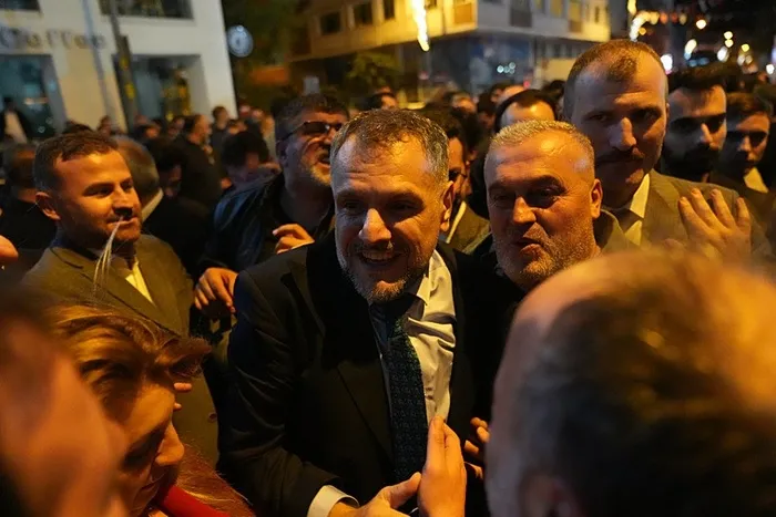 bayrampasa-belediye-baskanvekilligi-secimini-ak-partinin-adayi-ibrahim-akin-kazandi-1761534434362.jpeg Seçimin sonuçlanmasının ardından Bayrampaşa'da AK Partili vatandaşlar büyük sevinç yaşadı. (A Haber arşiv)