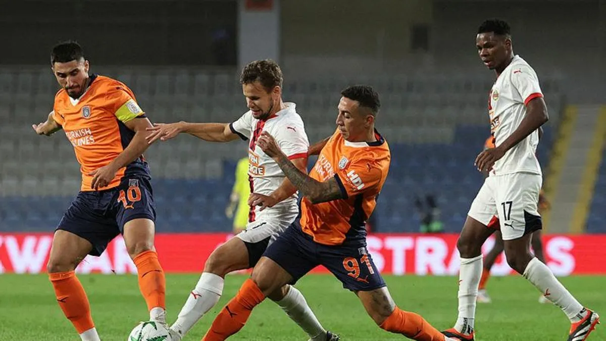 Tatsız başlangıç! Başakşehir Rapid Wien'e 2-1 yenildi