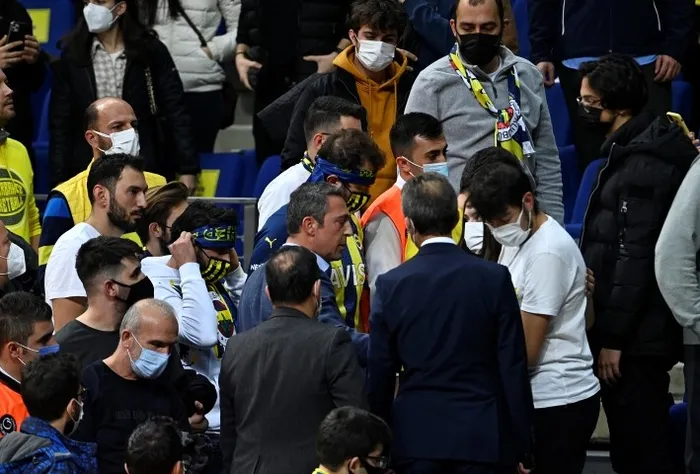 Fenerbahçe-Barcelona maçında taraftarlardan Ali Koç'a tepki - 1