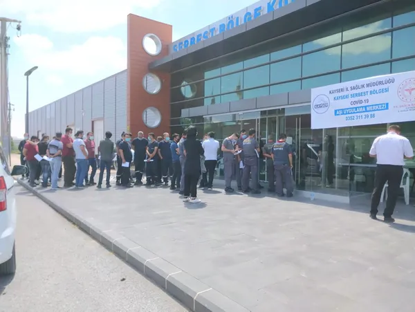 son-dakika-bakan-koca-geri-sayim-basladi-diyerek-duyurdu-18-yas-ustu-nufusun-yuzde-50si-asilandi-1624015462332.jpg Son dakika: Bakan Koca 'geri sayım başladı' diyerek duyurdu: 18 yaş üstü nüfusun yüzde 50'si aşılandı - 2