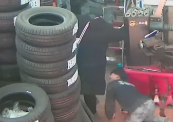 Tamirci genç kadını baldırından ısırdı
