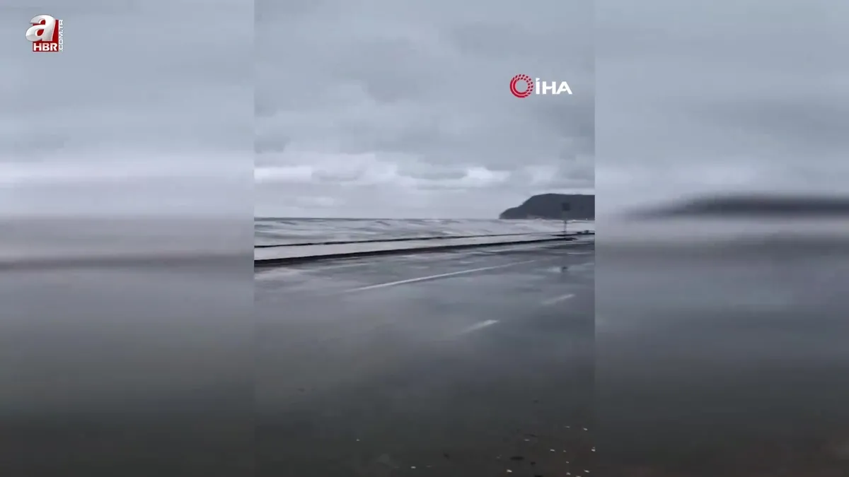 Dalgalar sahili dövdü, deniz yola taştı!