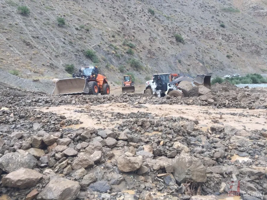 SON DAKİKA: Hakkari-Van kara yolu 3 noktada meydana gelen heyelan nedeniyle kapandı 9