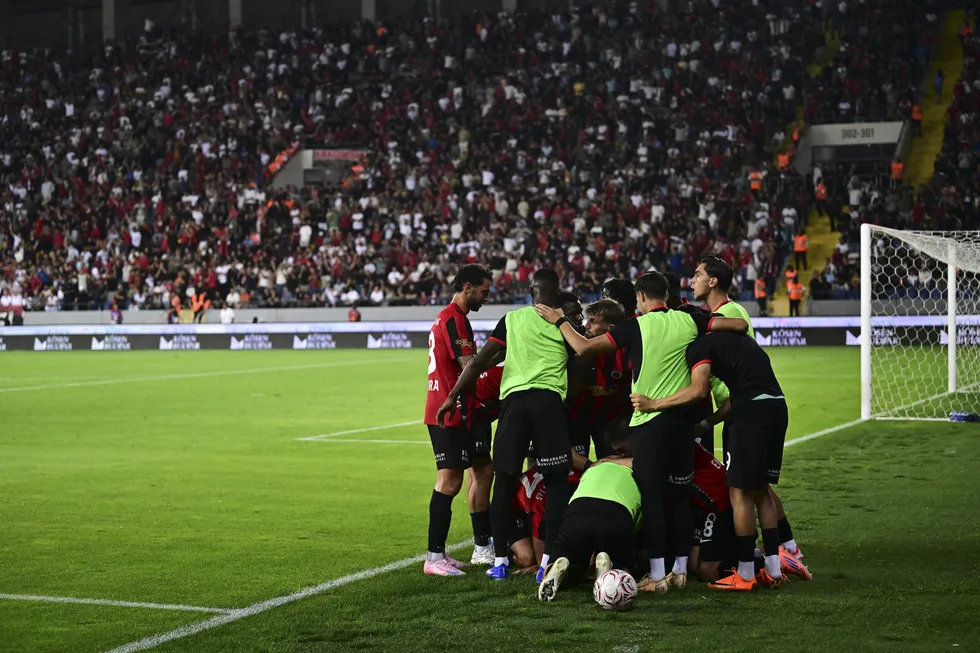 kanarya-perdeyi-maglubiyetle-acti-mac-sonucu-genclerbirligi-2-1-fenerbahce-1786825892300.jpg Kanarya perdeyi mağlubiyetle açtı! Maç sonucu: Gençlerbirliği 2-1 Fenerbahçe - 4