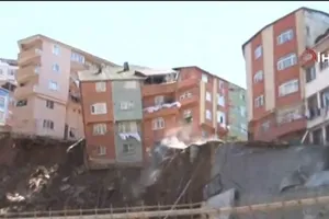 Kağıthanede feci olay! 4 katlı bina çöktü