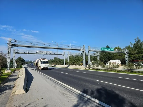Otoyollarda gişesiz bariyersiz ulaşıma geçiliyor! Müjdeli haberi Bakan Uraloğlu açıkladı - 2