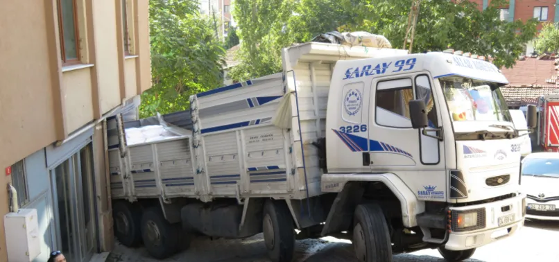 Ataşehir’de facianın kıyısından dönüldü! Geri geri kayan un yüklü kamyon iş yerine daldı