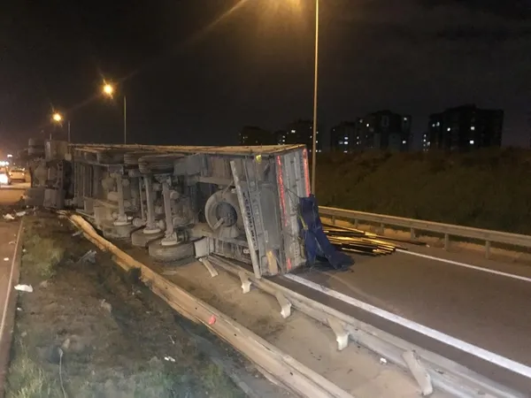 Kuzey Marmara Otoyolu’nda TIR devrildi! Kasadaki büyük tehlike... - 3