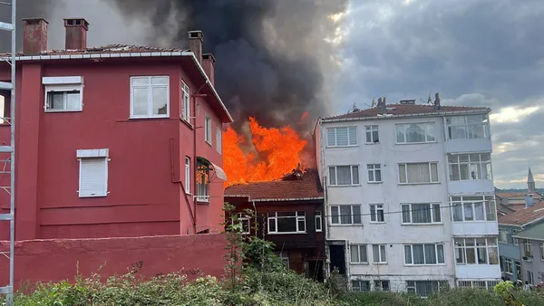 Son dakika: Beykoz'da 2 katlı ahşap evde yangın çıktı - 2