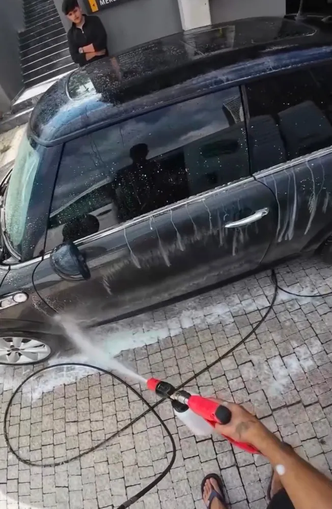 Sokak sokak dolaşıp araç sahiplerine sürpriz yapıyor: 1750 TL'lik hizmeti ücretsiz sunuyor - 2