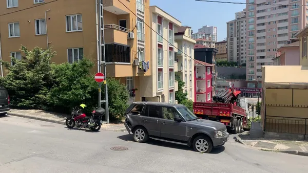 yokustan-asagiya-kayan-cip-5-katli-apartmanin-bosluguna-dustu-1653568417402.jpg Yokuştan aşağıya kayan cip 5 katlı apartmanın boşluğuna düştü! - 6
