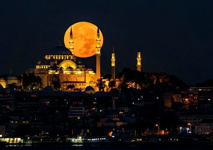 Masal dünyasından kareler! İstanbul’da çekilen dolunay görüntüleri mest etti