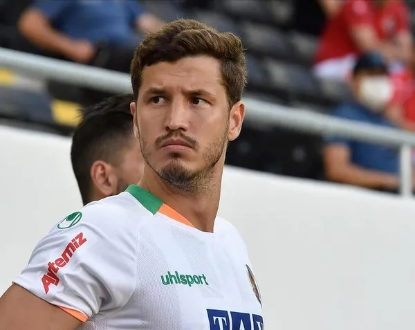 Beşiktaş yeni sezonun ilk transferini yaptı! Salih Uçan ile prensip anlaşmasına varıldı