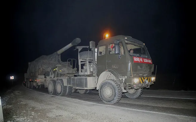 Suriye'ye sevk edilen topçu ve obüs bataryaları üzerinde dikkat çeken yazı