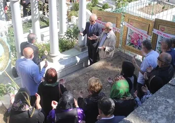 Zeki Müren, Bursa'daki kabri başında anıldı