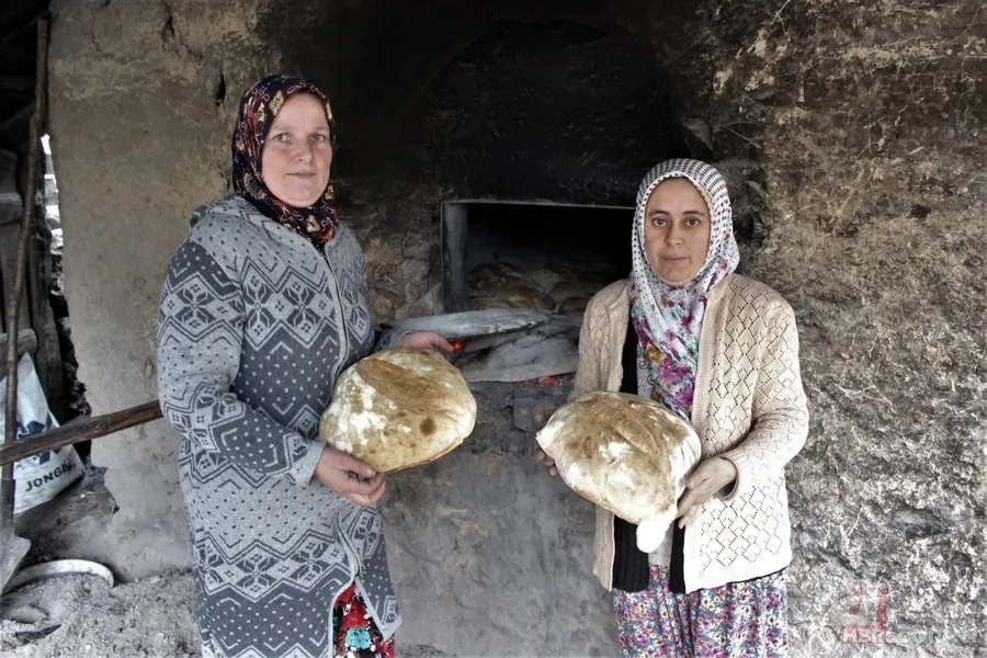 Bursalı kadınlar köydeki camilerini yaptırmak için ekmek yapıp satıyorlar 6