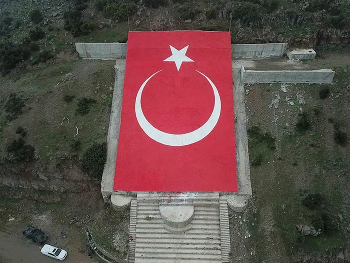 Afrin'de dikkat çeken kare! Terörist elebaşı Öcalan'ın portresinin yerine ay yıldızlı bayrak - 2