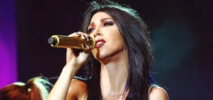 Hande Yener'e konserde uçan tekme!