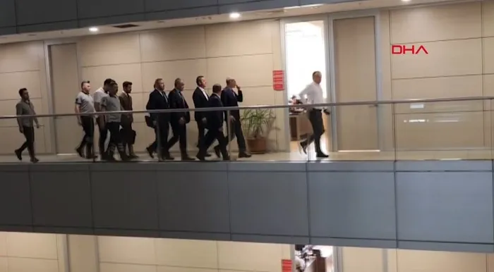 Olaylı Galatasaray-Fenerbahçe derbisi | Şüpheli sıfatıyla adliyeye gelen Ali koç ifadesinin ardından ayrıldı