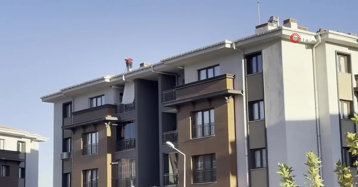 Çatıda tehlikeli çalışma kamerada