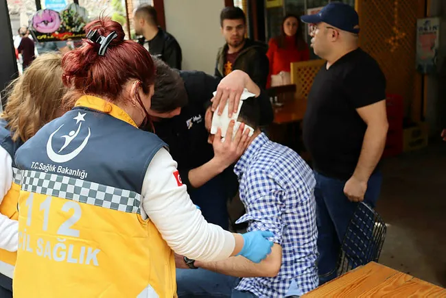 Denizli’de motosikletli kuryeye şok! 3. Kattan başına cam düştü, kanlar içinde kaldı - 1