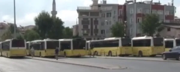 iett-otobusu-yayaya-carpip-kacti-o-anlar-guvenlik-kamerasina-boyle-yansidi-1661150224459.jpg