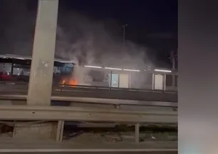 Küçükçekmece'de metrobüs yangını! Yolcular tahliye edildi