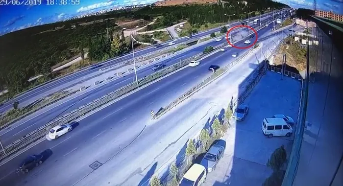 Feci makas kazası kamerada! Kaza yapan araç bariyerlerde asılı kaldı - 1